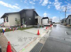 10年間の瑕疵保証が付いた安心の新築戸建。最新の設備で気持ちの良い新生活を送りませんか。 一戸建ての多いエリア。落ち着いた雰囲気で快適な生活を送れます。