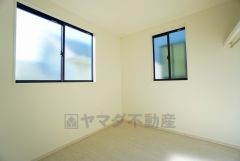 2面採光を確保した明るい室内は、風通しも良く、大変居心地の良い空間となっております。爽やかな風を感じて起きる朝は、快適生活の始まりに。