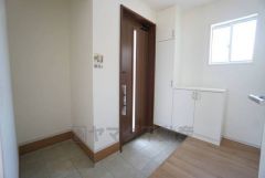 たっぷり収納できるシューズボックスです。家族全員の靴がきれいに整頓できます。棚の上にお花や写真を飾っても良いですね。