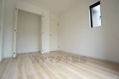 木目調のシンプルデザインで落ち着きと安らぎの空間に仕上げています。各部屋に収納が完備されているので、お荷物が多くなっても安心の設計です。