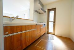 対面式カウンターキッチンでお子様の様子が見守れます。カウンタートップは耐熱性に優れており、日ごろのお掃除もふき取るだけでＯＫ。ステンレスシンクも簡単にお掃除できますよ。