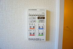 浴室暖房乾燥機付き。天候に左右されず、いつでも好きなときに洗濯物を干せるので、仕事や家事で忙しい方に重宝します。