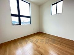 2面採光を確保した明るい室内は、風通しも良く、大変居心地の良い空間となっております。爽やかな風を感じて起きる朝は、快適生活の始まりに。