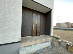 木目調がとてもお洒落な玄関ドアです。奥まって設置されているので、雨に濡れる心配もありません。