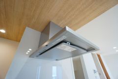 調理により発生する油煙や臭いを吸い込み、屋外へ排気してくれます。