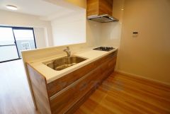 対面式カウンターキッチンでお子様の様子が見守れます。カウンタートップは耐熱性に優れており、日ごろのお掃除もふき取るだけでＯＫ。ステンレスシンクも簡単にお掃除できますよ。