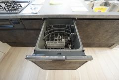 家事の時間が短縮できる食器洗浄乾燥機付。後片付けもラクラクです。 食器を洗う手間が減るので家族とのコミュニケーションの時間や自分の時間が増えますね。