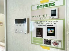給湯器リモコンはキッチン横からボタンひとつで操作が楽々。通話ボタン付きでお子様とも会話ができて安心です。