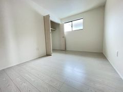 木目調のシンプルデザインで落ち着きと安らぎの空間に仕上げています。各部屋に収納が完備されているので、お荷物が多くなっても安心の設計です。