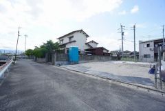 前面道路は交通量が少ないため、小さなお子様がいるご家庭も安心です＾＾ 大型車両の通行も少なく静かで快適な生活を送れます＾＾