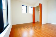 2面採光を確保した明るい室内は、風通しも良く、大変居心地の良い空間となっております。爽やかな風を感じて起きる朝は、快適生活の始まりに。