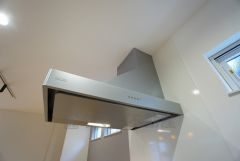 調理により発生する油煙や臭いを吸い込み、屋外へ排気してくれます。