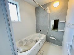 足を伸ばせる浴槽で毎日の疲れを癒してください。お子様と入っても十分ゆったりサイズです。