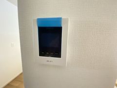 防犯性、セキュリティ対策に安心できるテレビモニター付きインターフォンです。セールスマン対策にもなり安心できます。
