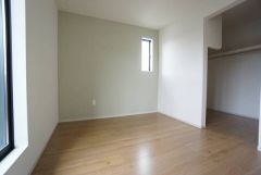 住む人のこだわりを活かす洋室＾＾日当たりがよく、寝室としての利用もおすすめ。広めのクローゼットもあり荷物もすっきり片付けれ、ゆとりのある暮らしが出来ます＾＾