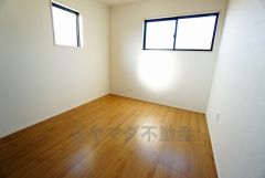 2面採光を確保した明るい室内は、風通しも良く、大変居心地の良い空間となっております。爽やかな風を感じて起きる朝は、快適生活の始まりに。