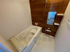 1日の疲れを癒すくつろぎのバスルーム。足を伸ばしてもゆったりと入れるサイズです。お子様と一緒にお風呂に入っても狭くないですね^^