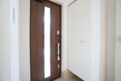 白を基調とした明るい玄関です。シューズボックスは家族全員の増えがちな靴や物をすっきり収納できます＾＾