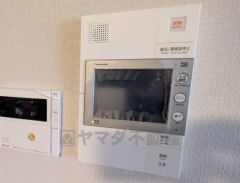 防犯性もばっちり、TVモニター付きインターフォン完備。大きなモニターで玄関先を確認できます。録画機能が付いているので不在時の訪問者も確認できて安心です^^