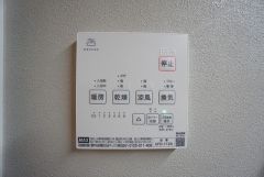 浴室暖房乾燥機には、暖房、乾燥、涼風、換気の4つの機能が付いています。タイマー付きです。