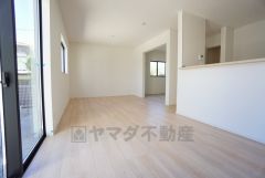 おしゃれで過ごしやすいリビングです。隣接する和室と合わせると約21帖の大空間になります。