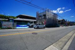 前面道路は広々11ｍ以上と駐車がスムーズに出来ます＾＾