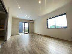 大きな窓のあるリビングは、陽光あふれる明るい空間です。居心地良く、ご家族皆がゆったりくつろげる憩いの空間となりそうです。