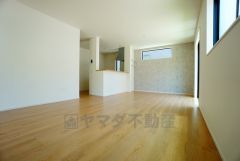 同仕様写真。対面式キッチンを中心としたリビングダイニングで家族の会話が弾みそうです。