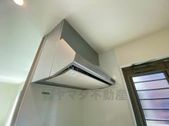 調理により発生する油煙や臭いを吸い込み、屋外へ排気してくれます。