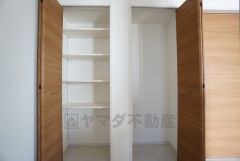 同仕様写真。まとめ買いしてもこの収納量なら心配要らずのパントリー。調理家電や食品のストックをすっきりまとめられ、キッチン周りを広々使えます。