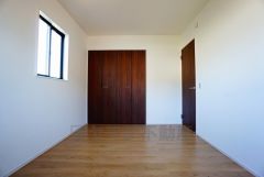 同仕様写真。木目調のシンプルデザインで落ち着きと安らぎの空間に仕上げています。各部屋に収納が完備されているので、お荷物が多くなっても安心の設計です。