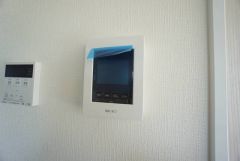 ドアを開けずに来訪者を確認できるモニター付インターフォン。防犯はもちろん、セールスマン対策にもなりますね＾＾