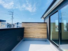 お洗濯物を干すスペースとしても十分な広さがあります。  お天気の良い日はお洗濯物がよく乾きそうな日当たり良好のバルコニー