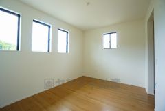 2面採光を確保した明るい室内は、風通しも良く、大変居心地の良い空間となっております。爽やかな風を感じて起きる朝は、快適生活の始まりに。