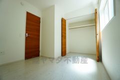 同仕様写真。暖かい日差しが差し込む洋室。たっぷり収納できるクローゼット付きでお部屋の中をすっきりと快適に保てます。