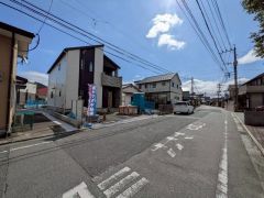 前面道路は公道西側6.5ｍ。幅広いためお車の離合や駐車スムーズです＾＾