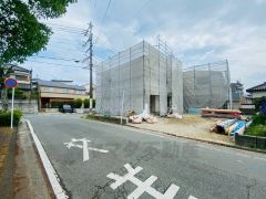 前面道路は南西側10.4ｍ、北西側に9.04ｍ。お車の離合もスムーズです＾＾ 大野城イオンまで車で約13分＾＾（3.9ｋｍ） ショッピングを楽しめます＾＾