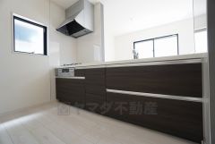 同仕様写真。対面式カウンターキッチンでお子様の様子が見守れます。カウンタートップは耐熱性に優れており、日ごろのお掃除もふき取るだけでＯＫ。ステンレスシンクも簡単にお掃除できますよ。