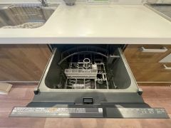 食事の後の手間を解消する食器洗い乾燥機を標準装備。手洗いよりも断然節約でき、節水で自然にもやさしいです。