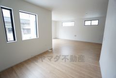 対面式キッチンを中心としたリビングダイニングで家族の会話が弾みそうです。