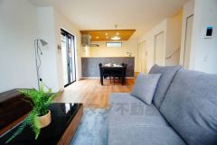 対面式キッチンを中心としたリビングダイニングで家族の会話が弾みそうです。