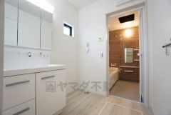 同仕様写真。三面鏡つき洗面台。収納も一体型になっているので、ドライヤーやヘアアイロンの置き場に困りませんね。