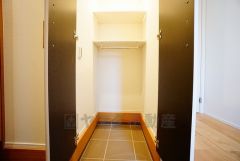 同仕様写真。シューズインクローゼット。ご家族の靴がきれいに整理整頓出来ますね＾＾