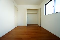 同仕様写真。明るい洋室です。ナチュラル色のフローリングで開放的な優しい雰囲気になっています＾＾ベッドや机、ＴＶを置いてもゆとりのある広さです。