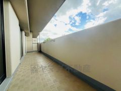 幅広のインナーバルコニーは洗濯物を守りやすく、眩しすぎる日差しも和らげます。