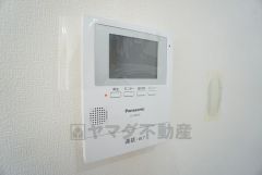 防犯性もばっちり、TVモニター付きインターフォン完備。大きなモニターで玄関先を確認できます。録画機能が付いているので不在時の訪問者も確認できて安心です^^