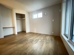 寛ぎの時間を紡ぎだす主寝室は、大型ベッドを置いても余裕の広さを確保しています。