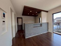 大きな窓のあるリビングは、陽光あふれる明るい空間です。居心地良く、ご家族皆がゆったり寛げる憩いの空間となりそうです。