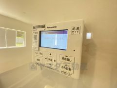 キッチン横からお湯張り、追い炊き、足し湯がボタン一つで楽々操作できる給湯機リモコンです＾＾忙しい夕飯の準備の時間帯に重宝しますね。