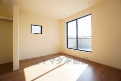 2面採光を確保した明るい室内は、風通しも良く、大変居心地の良い空間となっております。爽やかな風を感じて起きる朝は、快適生活の始まりに。